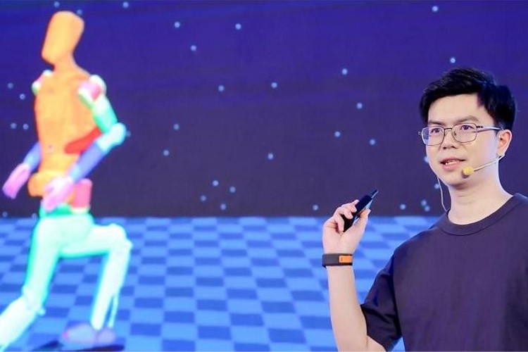 天才少年稚晖君28圈机器人走路进场！AI模型做大脑，目标售价20万以内